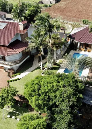 Vista externa de uma residência com piscina e jardim em Lajeado, Brasil.
