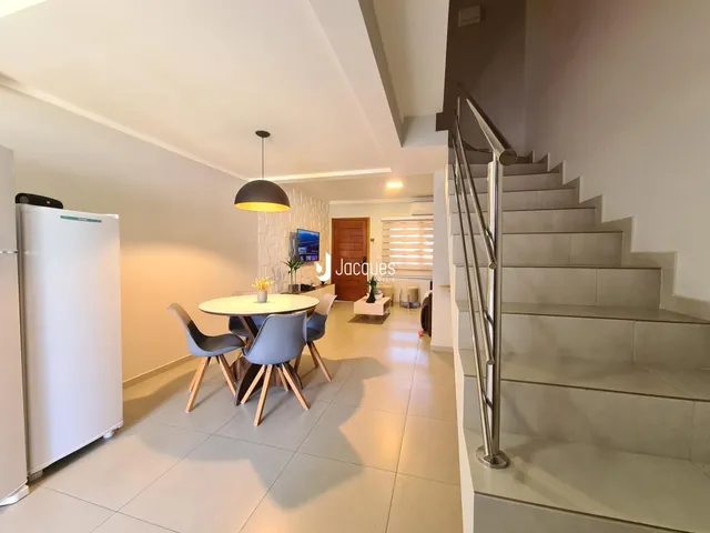 Ambiente de sala de jantar com cozinha e escadaria em um imóvel em Lajeado.