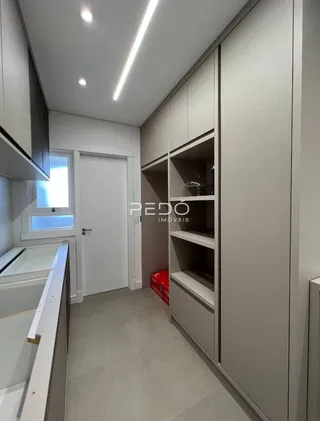 Hall com armários embutidos em um imóvel.