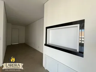 Corredor interno de uma residência com paredes brancas e piso de cerâmica.