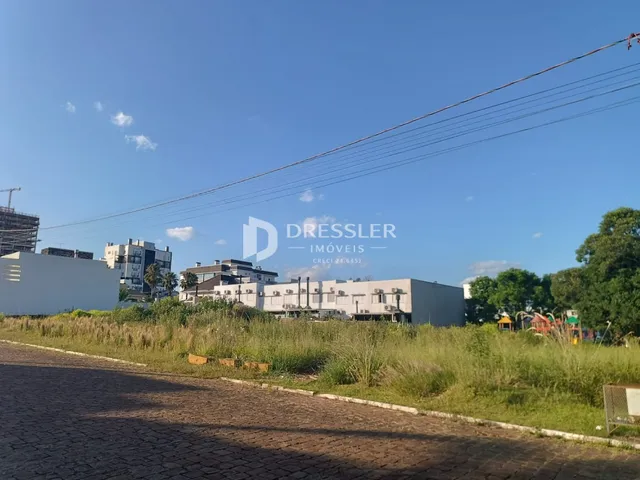 Vista da fachada de um imóvel em Lajeado, Brasil, com vegetação ao redor.