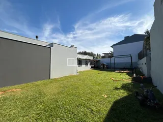 Vista externa de uma propriedade com jardim gramado.