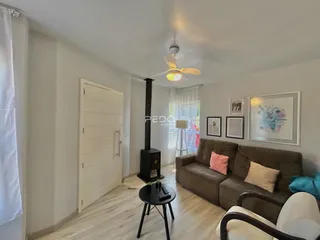 Sala de estar com sofá e decoração moderna em um imóvel no Brasil.
