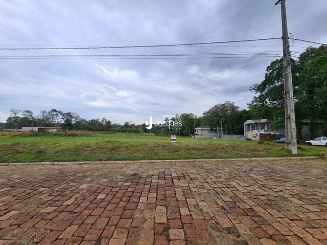 A área externa é pavimentada com tijolos vermelhos.