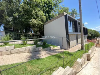 Fachada de uma residência moderna com jardim em Lajeado.