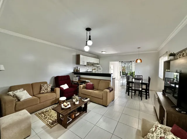 Sala de estar e jantar de uma residência em Lajeado, Brasil.