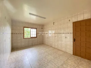 Ambiente interno com piso de cerâmica e paredes revestidas de azulejos.