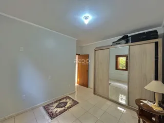 Imagem de um ambiente interno com piso de cerâmica e armário embutido.