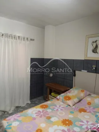 Foto de um quarto com cama e cortinas brancas.