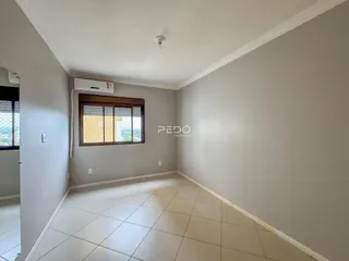 Ambiente interno com piso de cerâmica e janela.