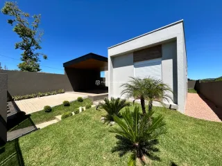 Fachada externa de uma casa moderna com jardim em Lajeado, Brasil.