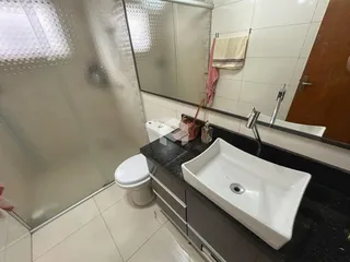 Foto de um banheiro com pia e vaso sanitário.