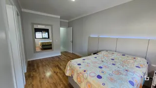 Foto de um quarto com piso de madeira e cama.