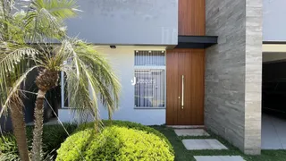 Fachada de uma residência em Lajeado, Brasil, com vegetação exuberante no jardim.