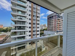 Vista de um terraço de apartamento em Lajeado, Brasil, com vista para edifícios vizinhos.