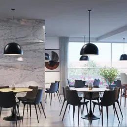 Foto de um ambiente interno com mesa de jantar e cadeiras.