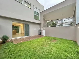 Fachada de uma residência em Lajeado, Brasil, com jardim gramado na frente.