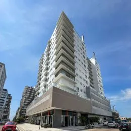 Fachada de um prédio residencial moderno em Lajeado, Brasil.