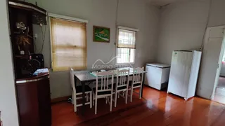 Foto de uma sala de jantar com mesa e cadeiras em um imóvel em Lajeado, Brasil.