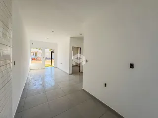 Hall de entrada com piso de cerâmica claro.