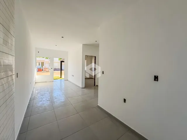 Hall de entrada com piso de cerâmica claro.