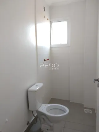Foto de um banheiro interno com vaso sanitário branco e janela.