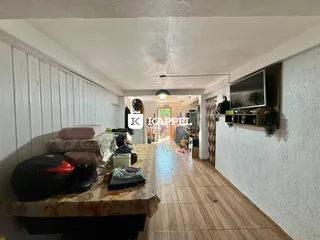 Foto de um quarto com cama e móveis.