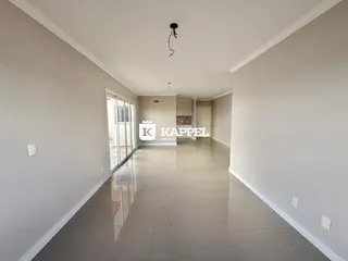 Hall de corredor moderno com piso claro e paredes brancas.