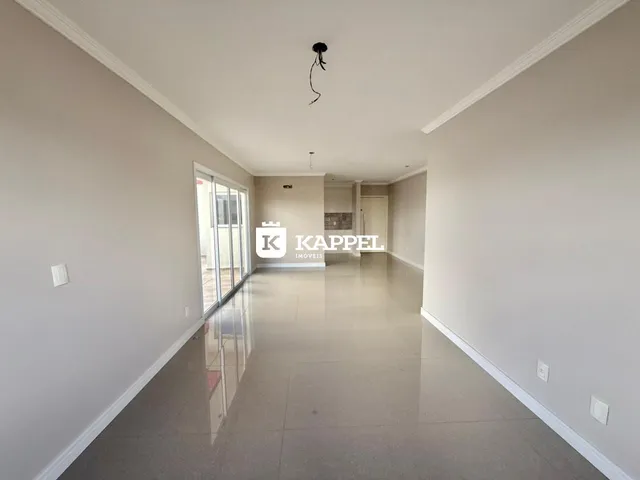 Hall de corredor moderno com piso claro e paredes brancas.