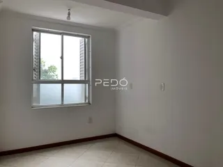 Vista interna de um cômodo com janela e piso de cerâmica.