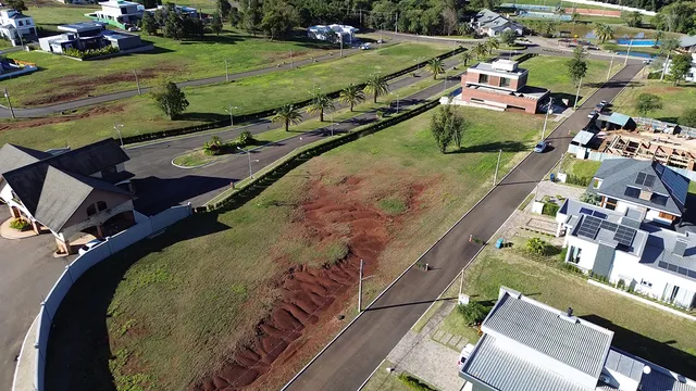 Vista aérea de uma propriedade em Lajeado, Brasil, mostrando o terreno e as vias de acesso.