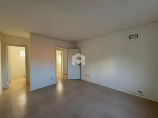 Hall da casa em Lajeado com paredes brancas e piso de cerâmica.