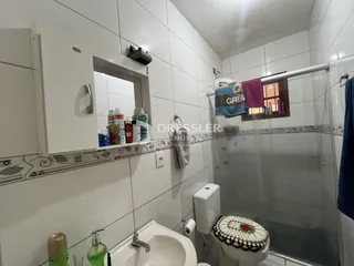 A foto mostra o interior de um banheiro com box de vidro.