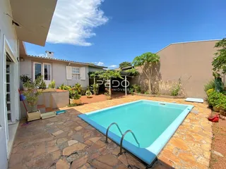 Foto da área externa com piscina e pátio de pedra em Lajeado.