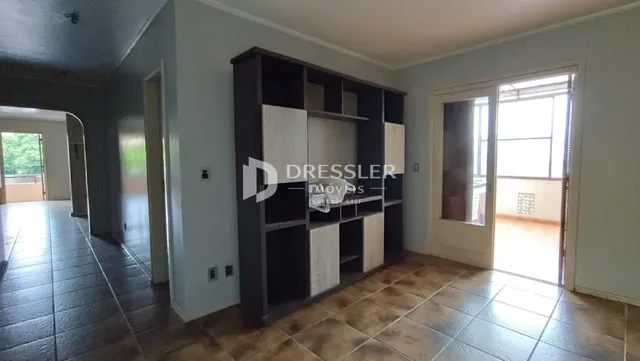 Hall de entrada com piso de cerâmica e móvel de madeira.
