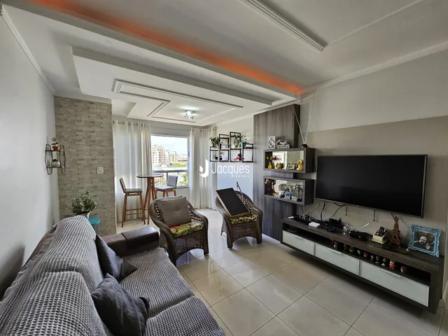 Sala de estar com sofá e decoração moderna em um imóvel no Brasil.