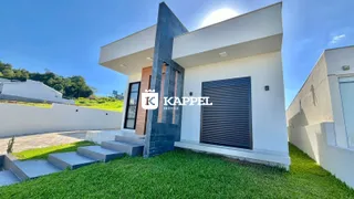 Fachada moderna de uma casa branca com garagem e jardim.