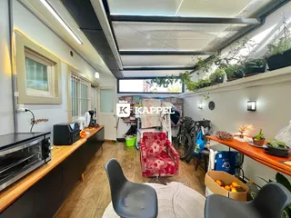 Sala de estar com piso de madeira e móveis de destaque.