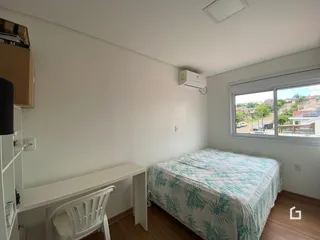 Quarto com cama e janela em um apartamento.