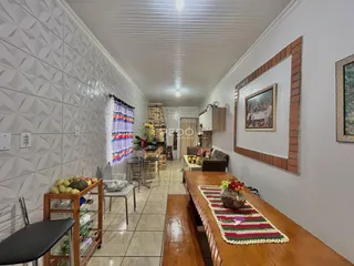 Hall de entrada com paredes brancas e piso de cerâmica em uma residência.