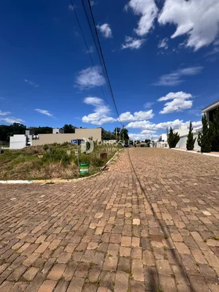 Fachada de uma propriedade em Lajeado, Brasil, com pavimento de tijolos.