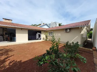 Fachada de uma casa em Lajeado, Brasil, com jardim na frente.
