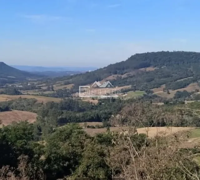 Vista aérea de colinas e vegetação no interior do Brasil.