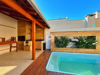 Vista da área externa com piscina e deck de madeira em Lajeado, Brasil.