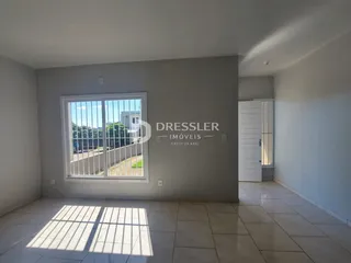 Ambiente interno com grande janela e piso de cerâmica.