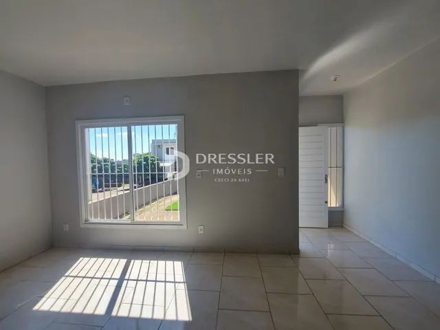 Ambiente interno com grande janela e piso de cerâmica.