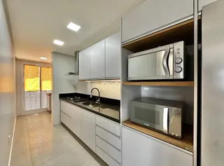 Vista da cozinha e corredor de uma propriedade em Lajeado, Brasil.