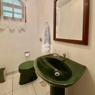 Foto de um banheiro com pia e vaso sanitário em Lajeado.