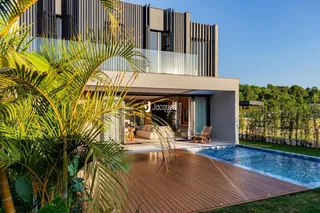 Fachada de uma residência em Lajeado, Brasil, com piscina e deck de madeira.