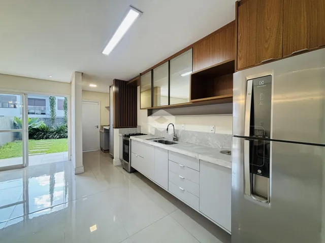 Vista da cozinha e sala de jantar com acesso ao exterior.